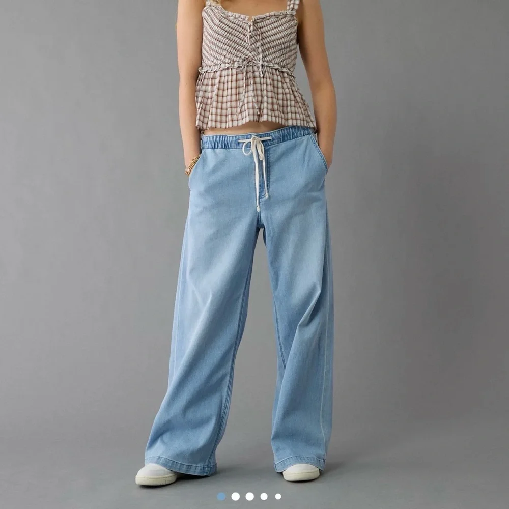 AE Dreamy Drape Low-Rise Ultra Wide-Leg Pull-On Jean - Picture 3 of 6